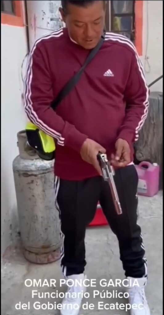 Exhiben a funcionario de Ecatepec armado en redes sociales