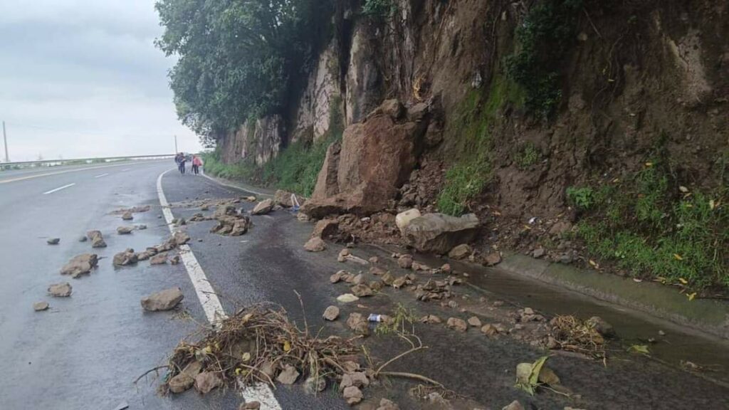 Se desgaja ladera en la carretera Toluca-Naucalpan; no hay lesionados