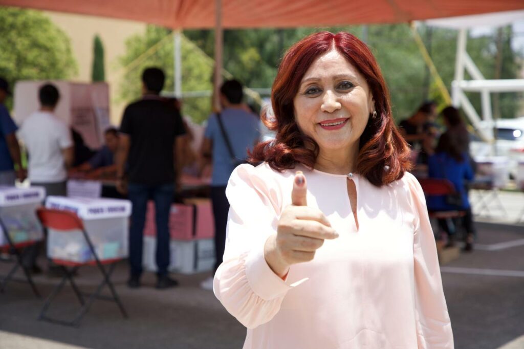 Emite alcaldesa de Tecámac Rosi Wong su voto