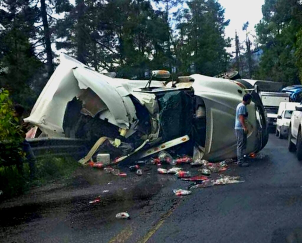 Tráiler cargado de refrescos vuelca en Temascaltepec