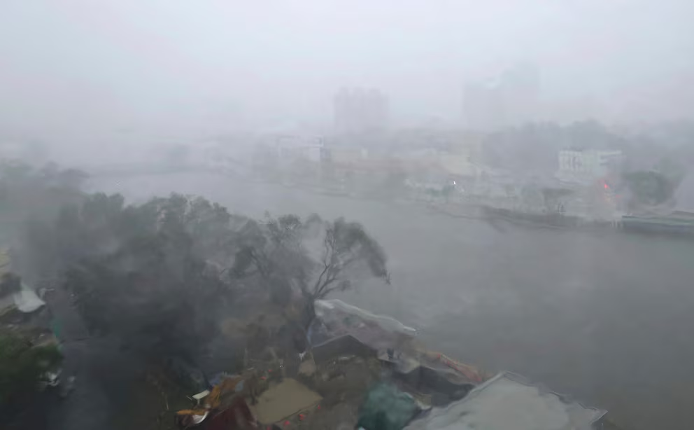 El tifón Krathon arrasa Taiwán destrucción en Kaohsiung tras su paso; deja muertos y heridos