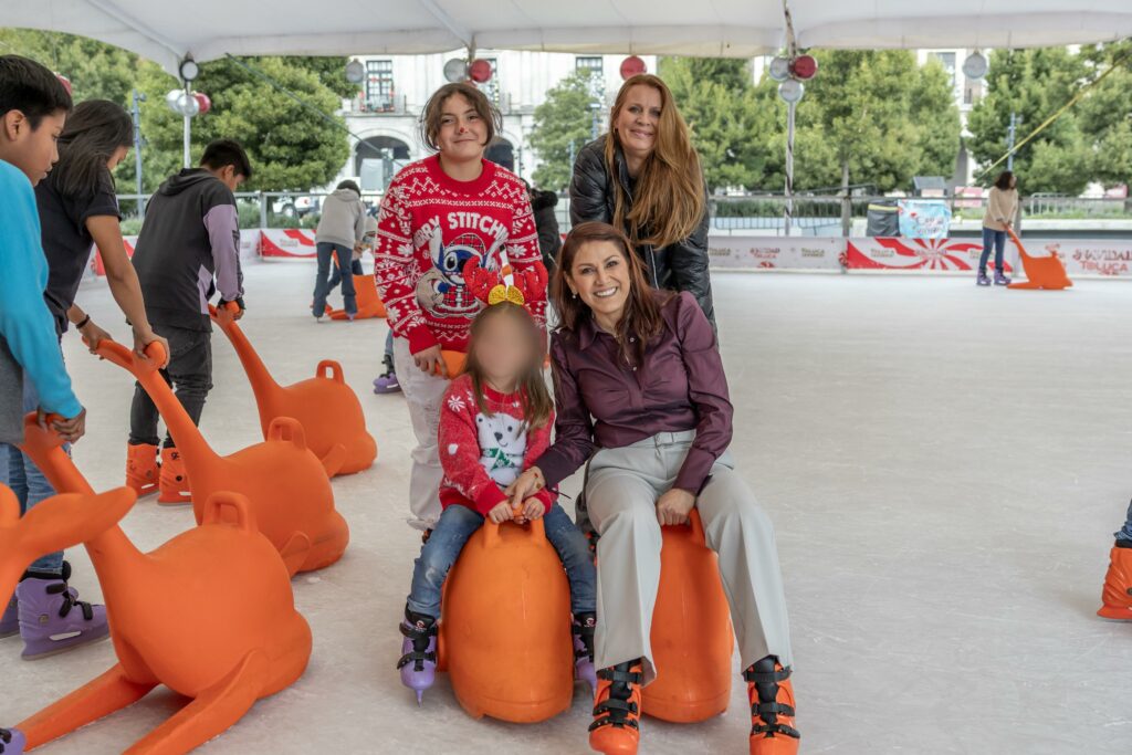 DIF Toluca entrega regalos navideños a los «Ahijados del Sistema»