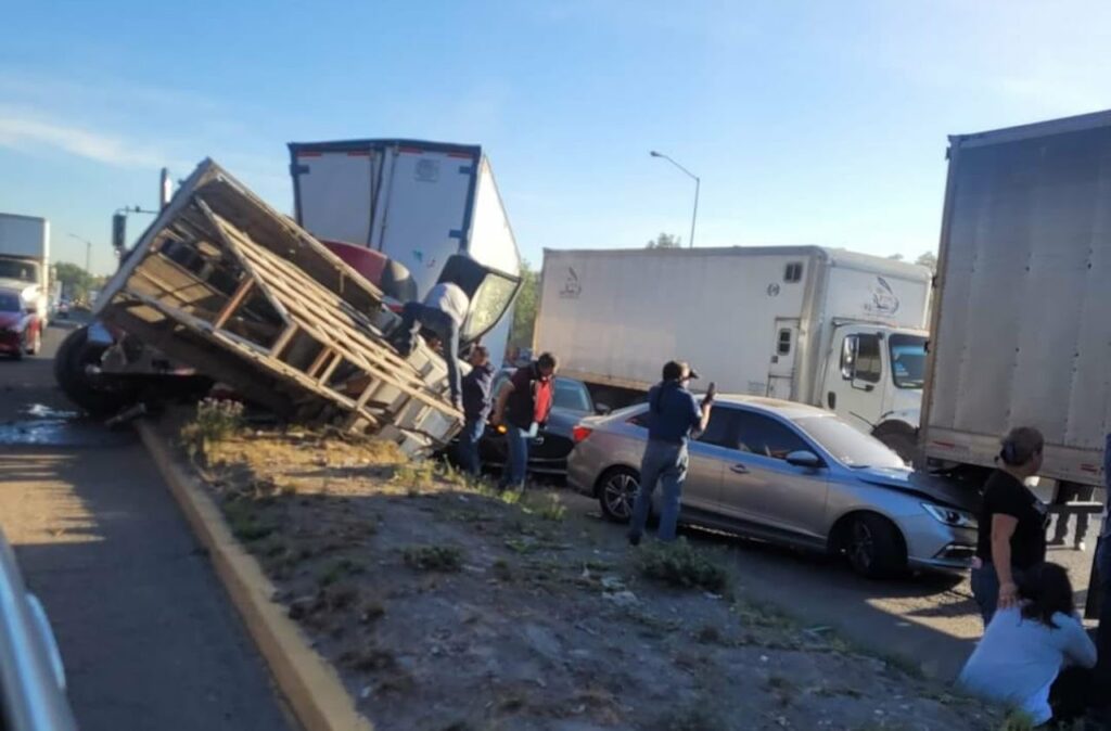 Se registra carambola en la carretera México-Querétaro;  hay cinco vehículos involucrados