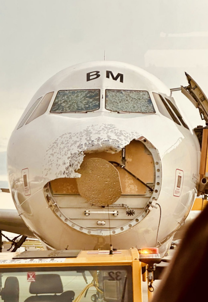 Sufre avión severos daños tras tormenta de granizo en España