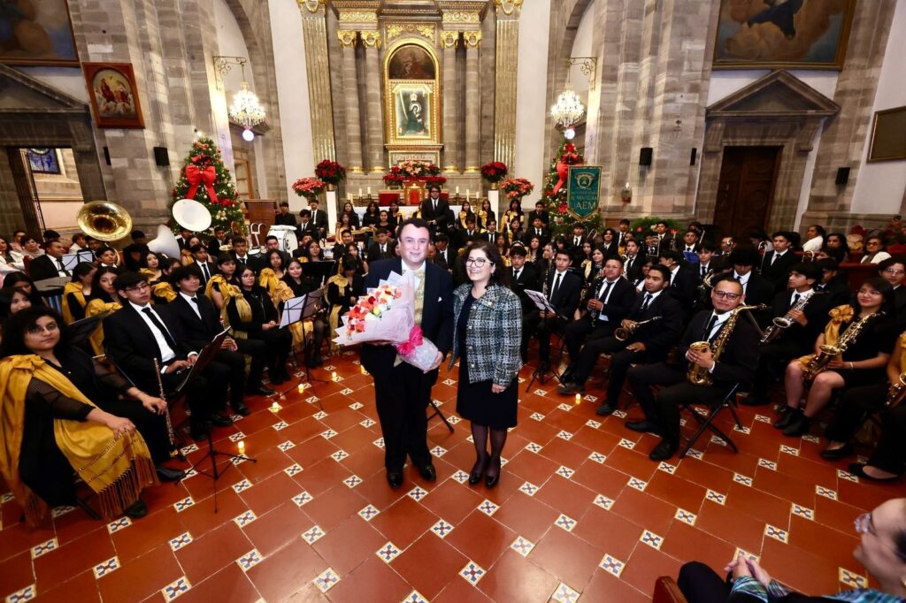 Asiste rectora Paty Zarza a concierto navideño de Banda Universitaria de Marcha de la UAEMéx en la catedral de Tenancingo