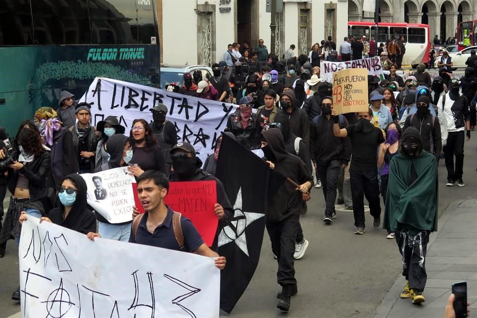 Toluca se une al clamor por justicia: marcha por Ayotzinapa a 11 años de la desaparición de los 43 normalistas