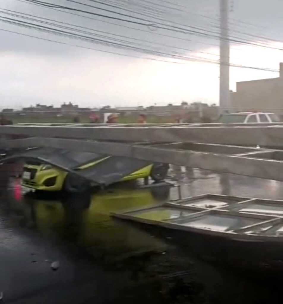 Espectacular cae sobre un auto en plena tormenta en Chalco