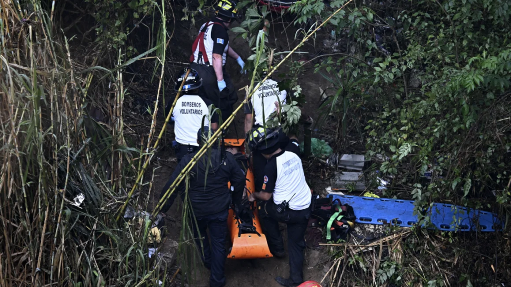 Tras precipitación de un autobús a un barranco en Guatemala 30 personas perecieron