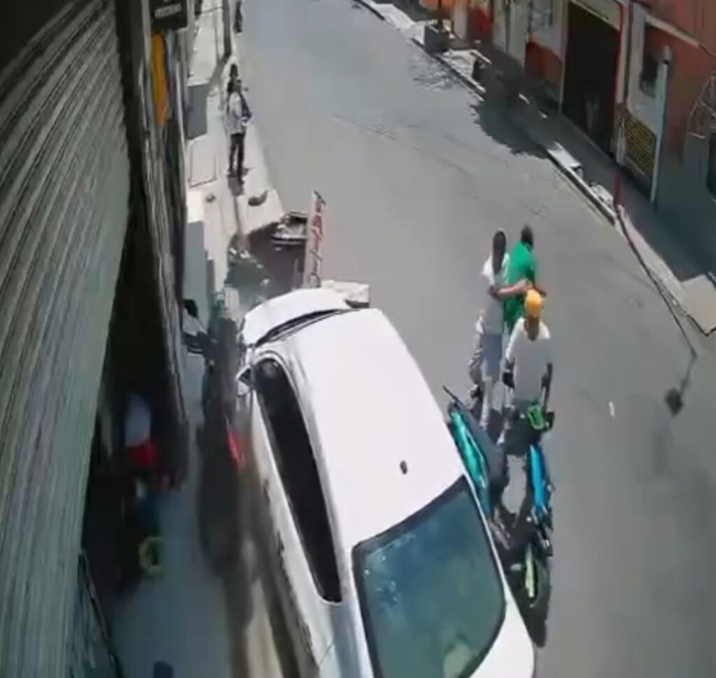 Vehículo del gobierno de Texcoco choca contra tres motos y se da a la fuga