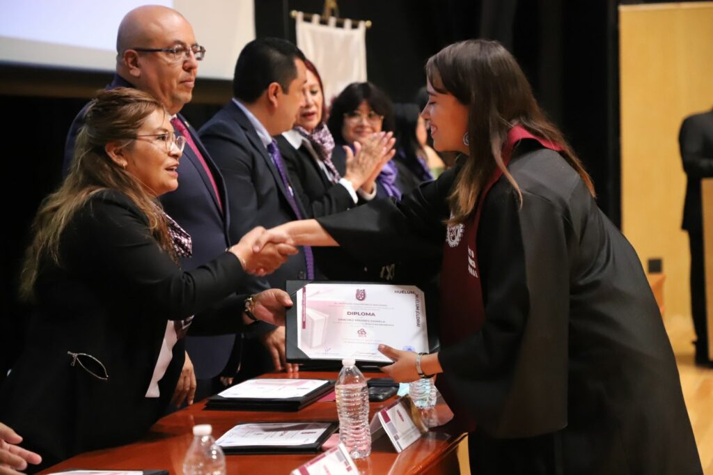 Participa Rocío Miguel, alcaldesa de Tecámac, en la entrega de diplomas a alumnos del CECyT 19