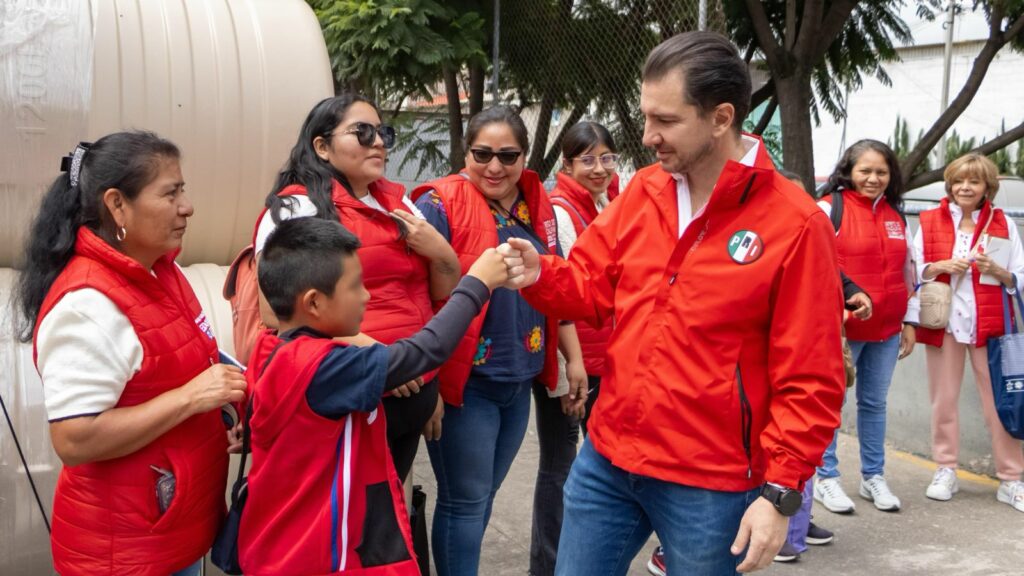 Apoya Elías Rescala a familias de Naucalpan para enfrentar la falta de agua