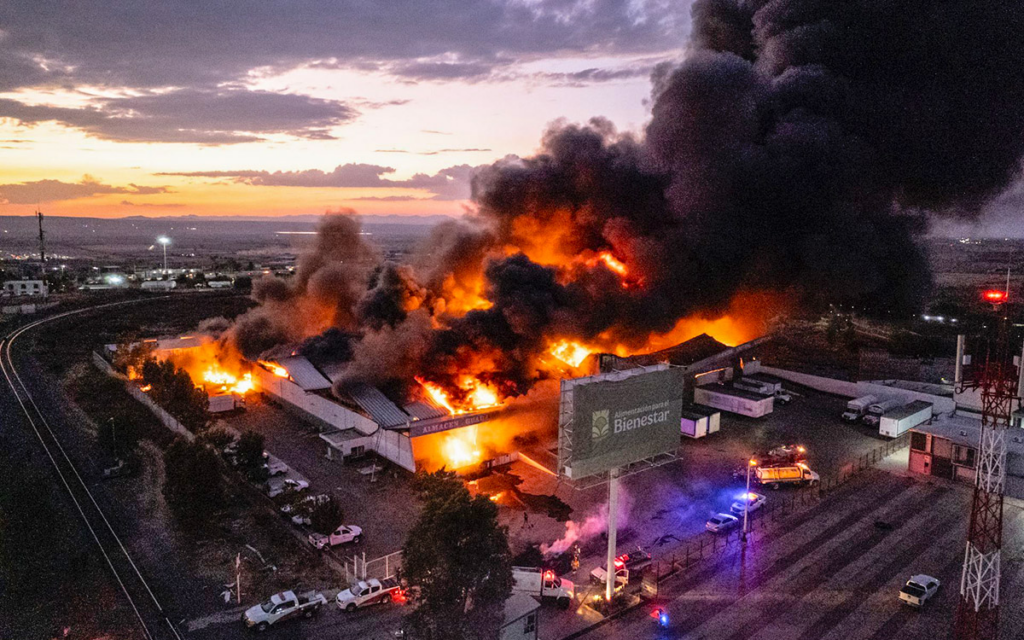 Incendio tras protesta arrasa bodegas en Zacatecas