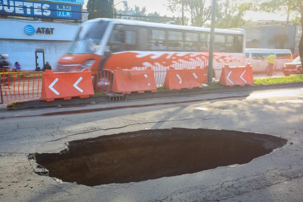 Socavón complica tráfico en Nezahualcóyotl