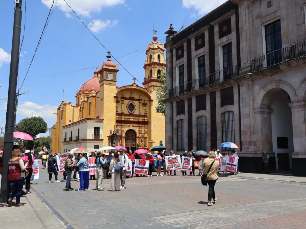 Vecinos de la colonia Independencia marchan contra bodegas en su zona
