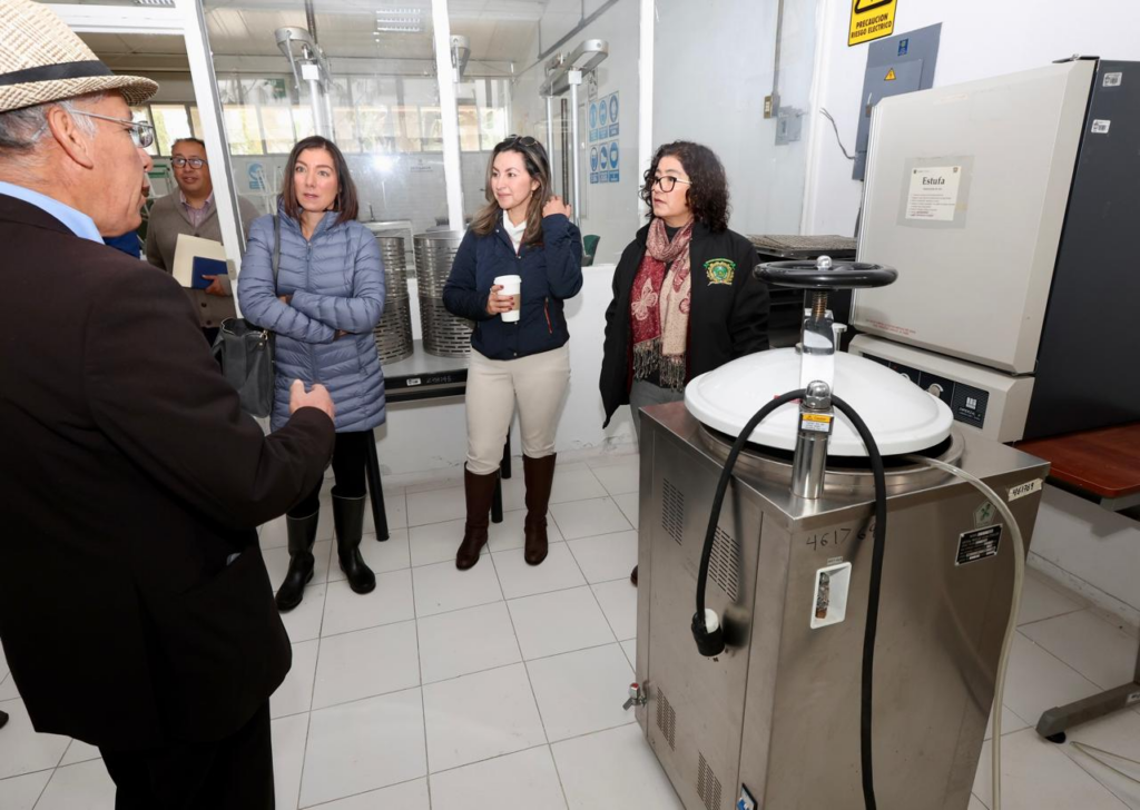 Rectora y gabinete UAEMéx recorren Facultad de Ciencias Agrícolas