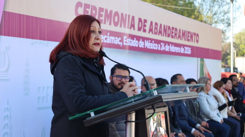 Rosi Wong encabeza la ceremonia de abanderamiento de escoltas por el Día de la Bandera