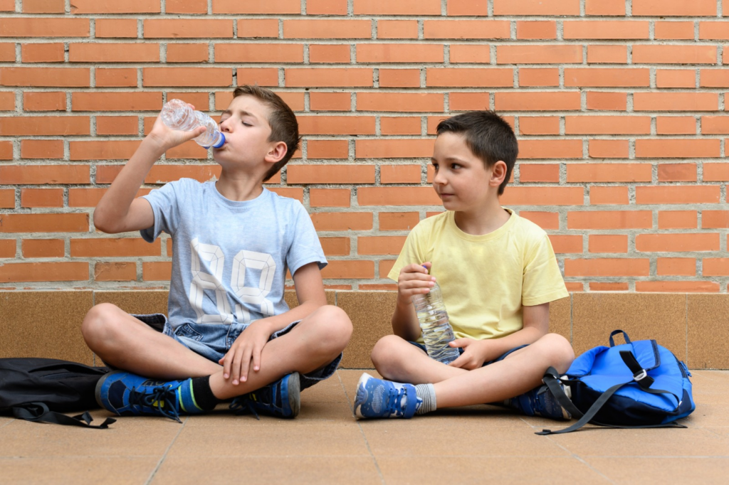 Ante la ola de calor ISSEMYM recomienda proteger a niñas y niños del aumento de temperatura