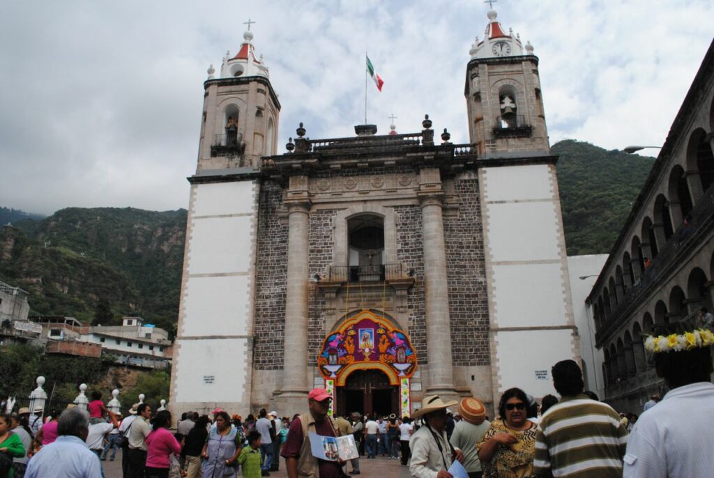 Camioneta de peregrinos cae a barranco rumbo a Chalma; hay 8 lesionados en Ocuilan