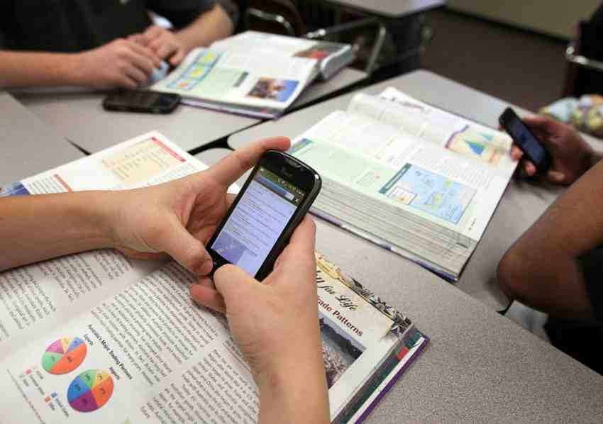 Diputados impulsan reformas para regular el uso de celulares en escuelas
