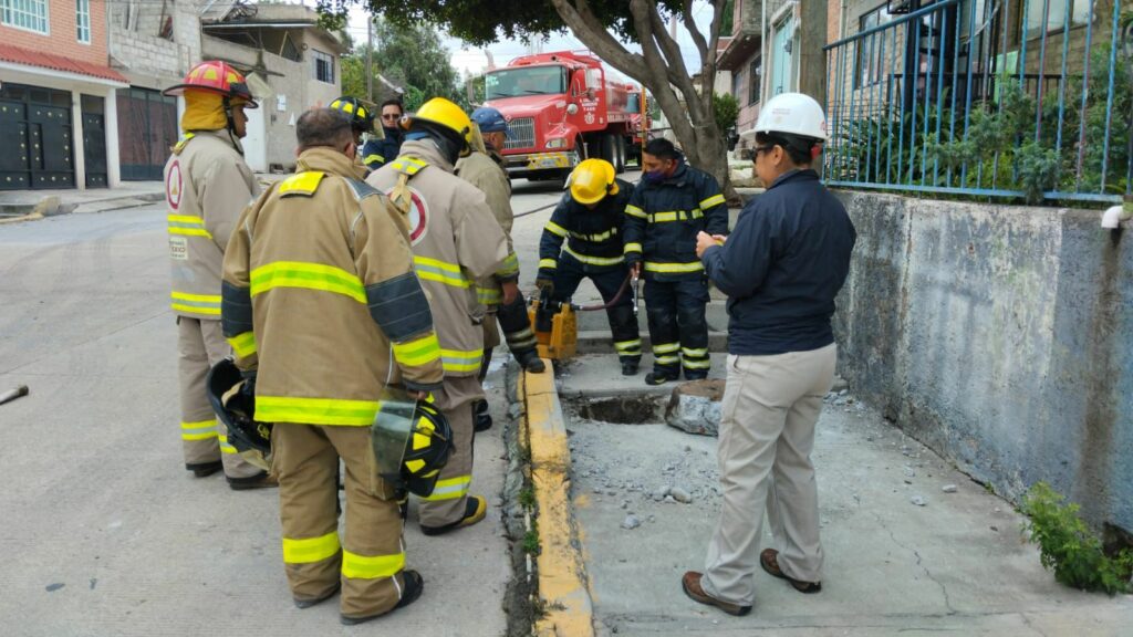 Evacuan a vecinos de Tultitlán por fuga de hidrocarburo