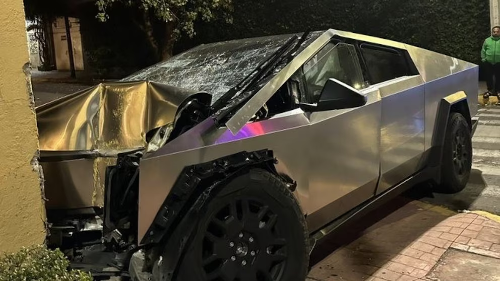 Auto Tesla Cybertruck choca con una casa en CDMX