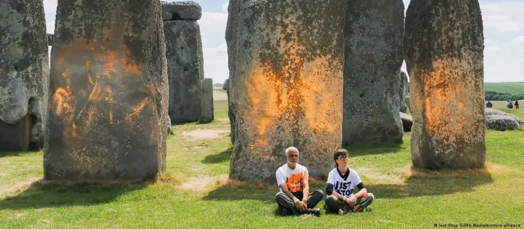 Activistas pintan de naranja el monumento de Stonehenge
