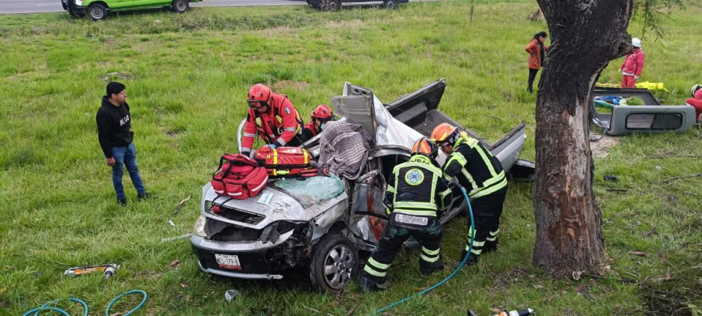 Volcadura en Paseo Tollocan deja cuatro lesionados