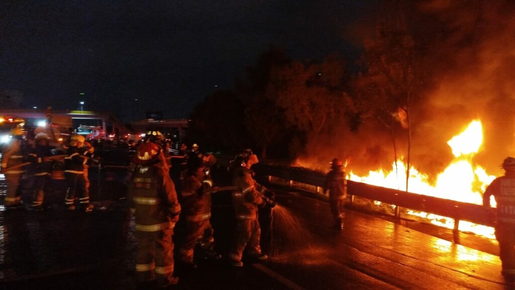 Tras volcadura de pipa y derrame de combustible,  realizan quema controlada en la México – Pachuca