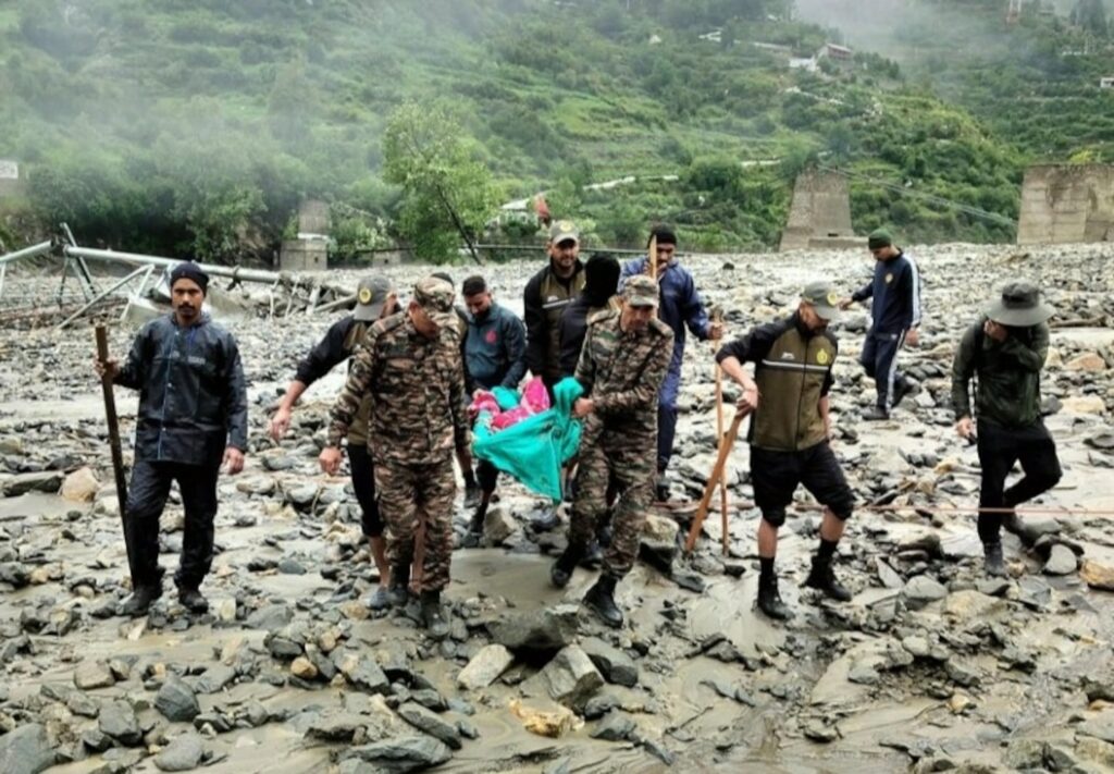 Más de mil personas evacuadas en la India tras riada en el Himalaya