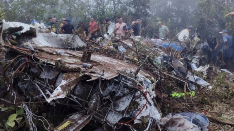 Mueren un congresista y otras 14 personas tras estrellarse un avión en el noreste de Colombia