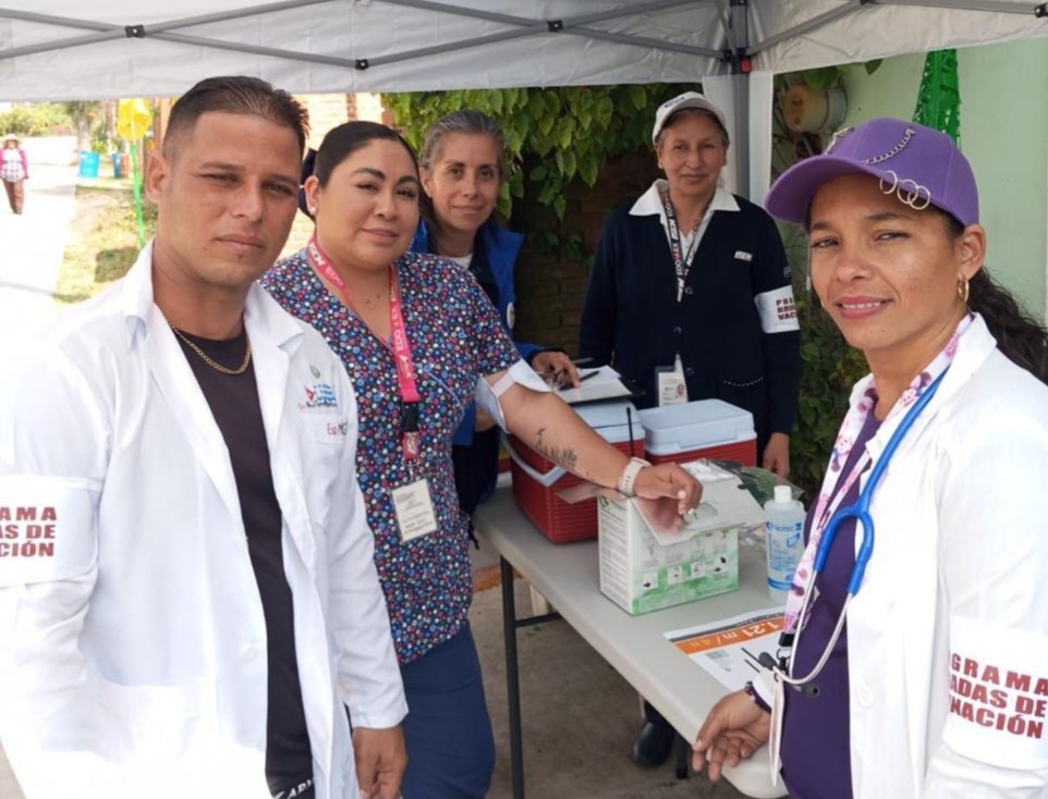 Con brigadas “casa por casa” refuerzan Campaña de Vacunación Invernal en el Estado de México