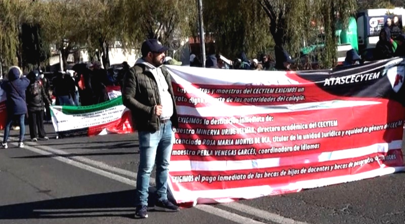 Marchan maestros del CECyTEM por falta de pagos