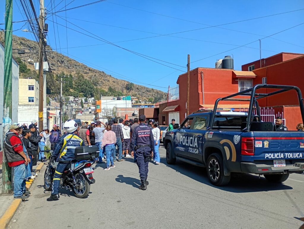 Zafarrancho en Santiago Miltepec en Toluca: vecinos intentan liberar a dos detenidos