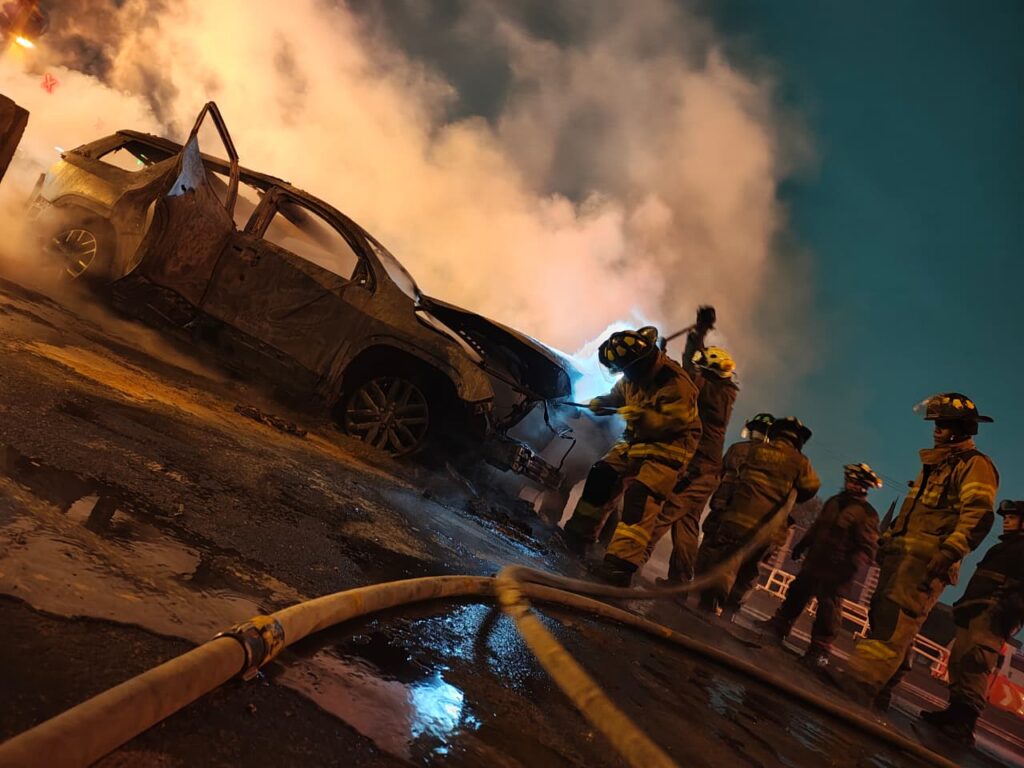 Se incendia automóvil en la México-Pirámides; conductora  sufre quemaduras