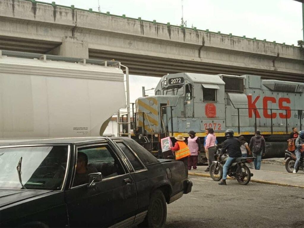 Descarrila tren en Toluca; ocasiona caos vial en Paseo Tollocan