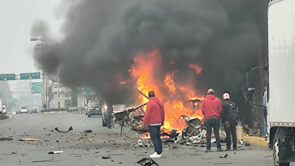 Explosión de vehículo con pirotecnia paraliza la México–Toluca