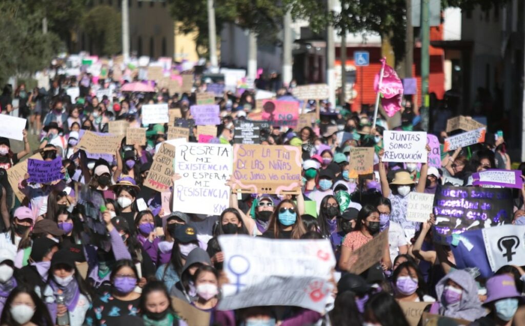 Miles de mujeres marchan en Toluca y municipios del Edoméx en el 8M: denuncian a diputado por violencia vicaria
