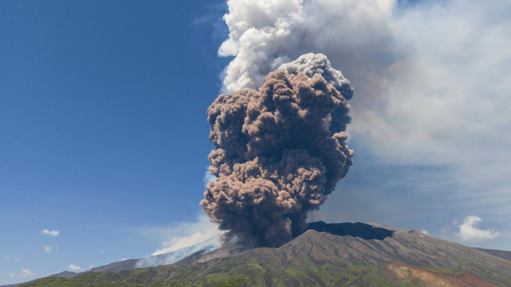 Excursionistas buscan refugio tras erupción en el Etna