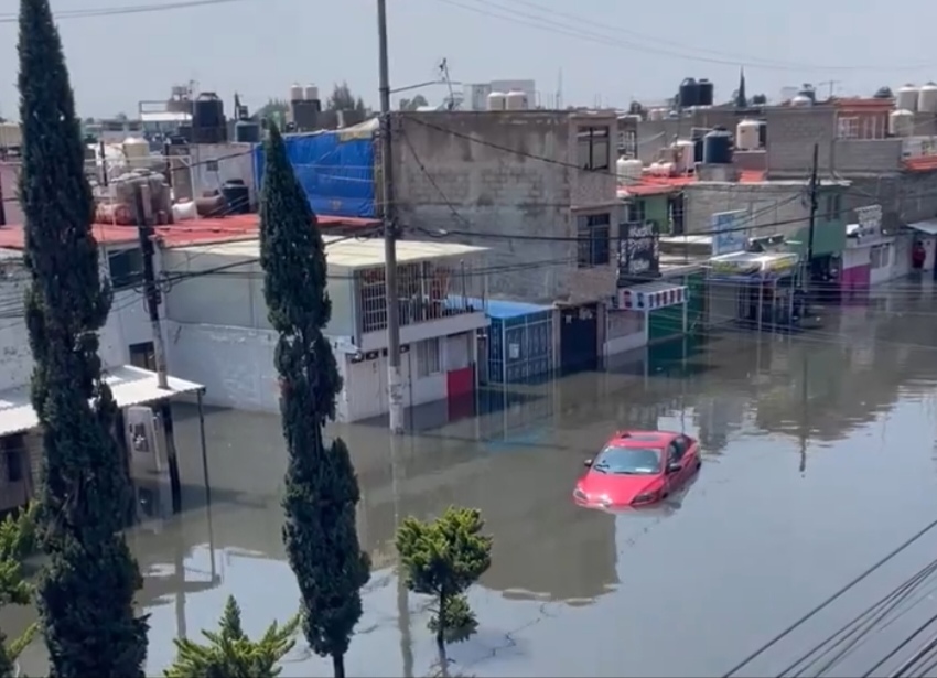 Amanecen inundadas colonias de Ecatepec; suspende Mexibús servicio en estaciones de la Línea 4