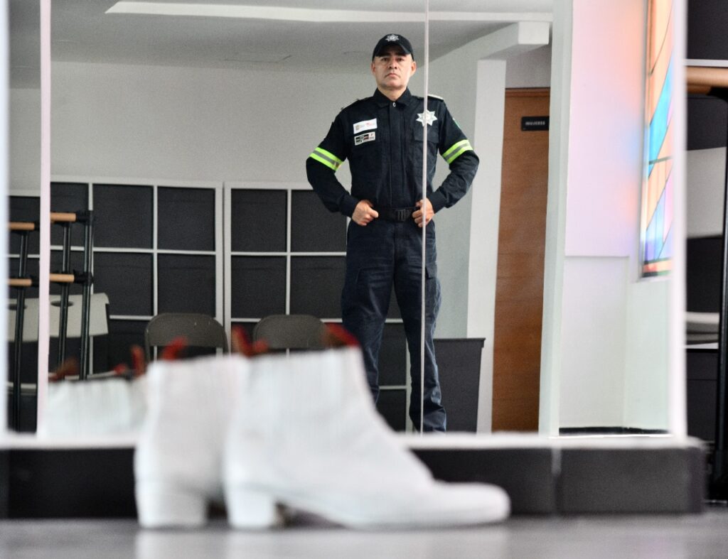 Policía y bailarín; elemento de la SSEM se integra a gira por Asia occidental con ballet folclórico