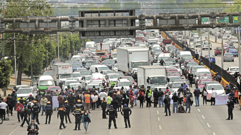 Transportistas y Médicos en CDMX y Edoméx realizan mega marcha