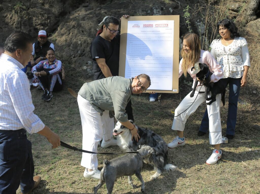 Encabeza Azucena Cisneros «Caminata Perruna»; firma «Decálogo por los perros y gatos en Ecatepec»