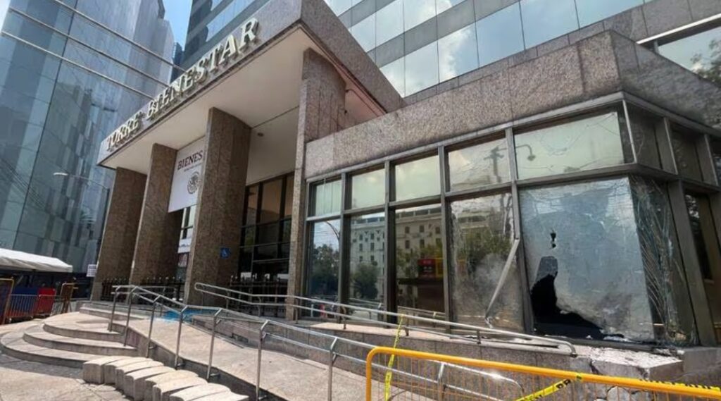 Vandalizan con petardos la sede de la Secretaría del Bienestar