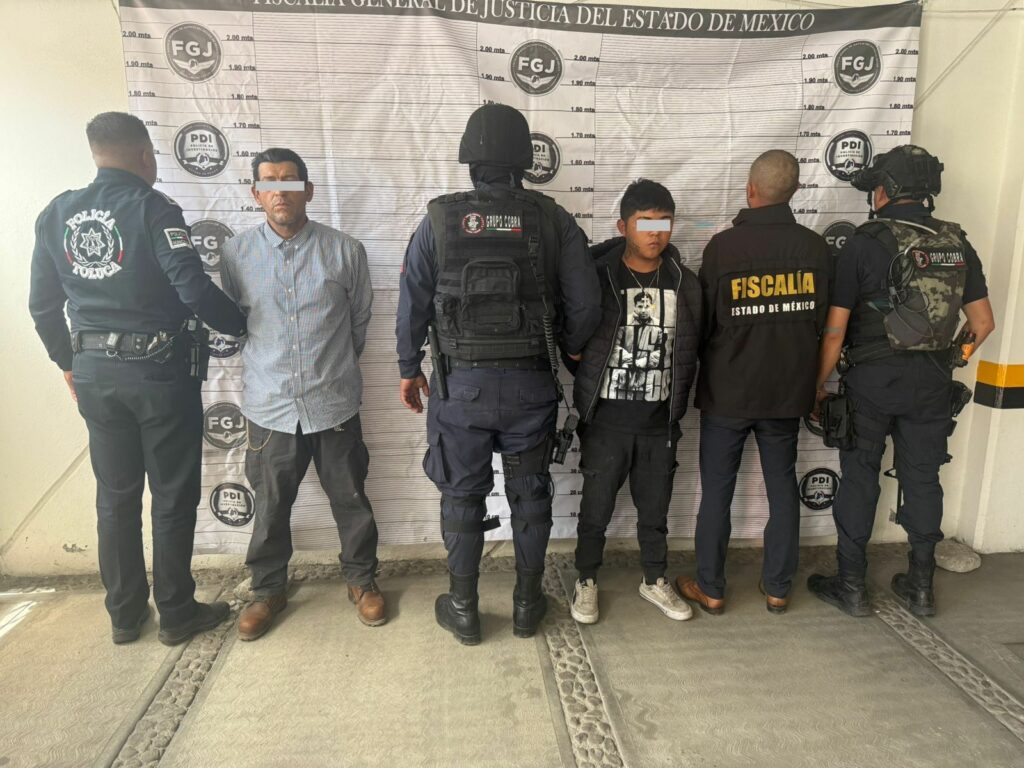 Policía de Toluca detiene a vendedores de droga; se desplazaban en motocicleta robada