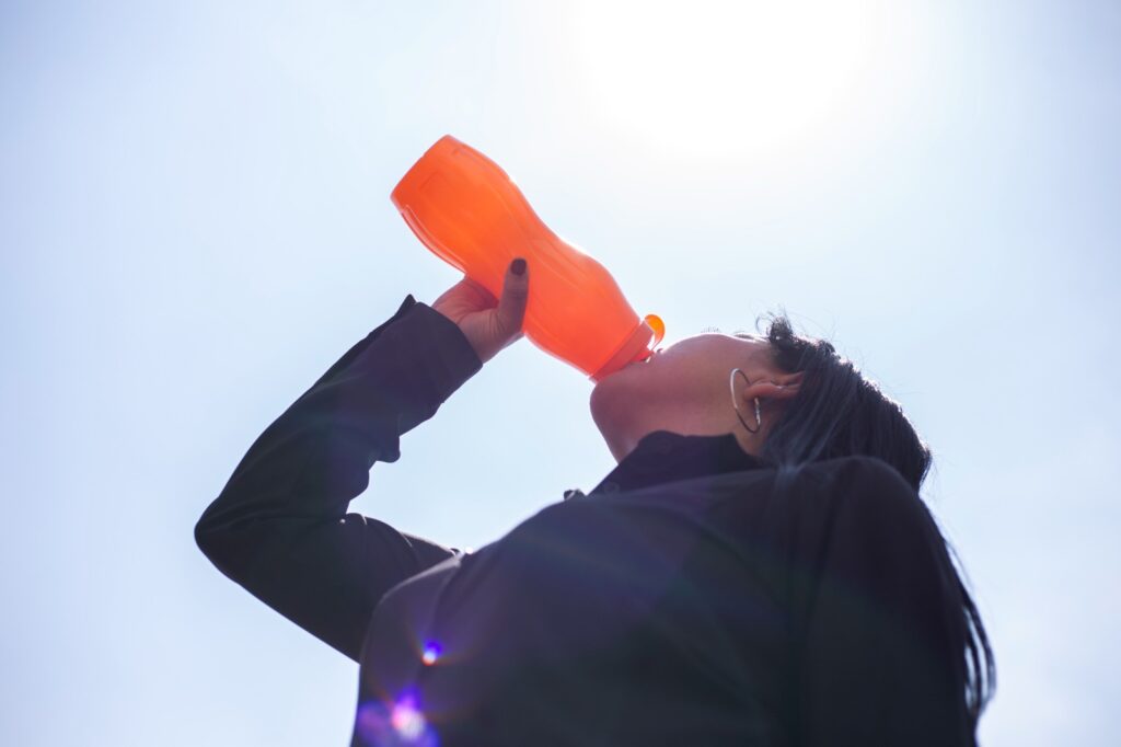 Evita un golpe de calor; ante altas temperaturas toma de 2 a 3 litros de agua al día