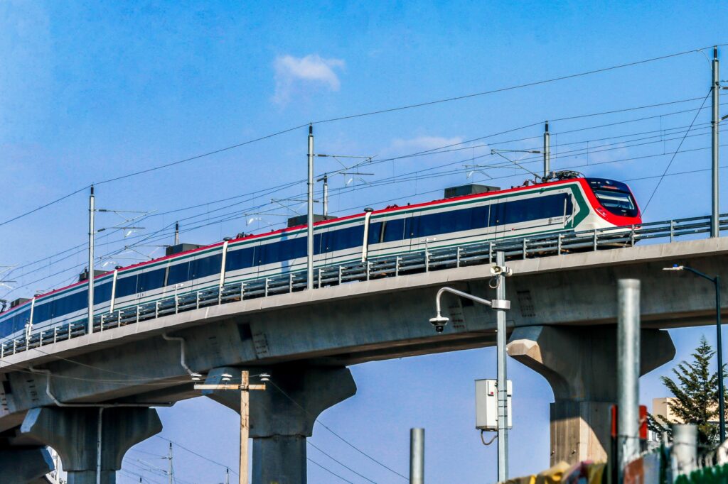 Movilidad sobre rieles: el tren Interurbano reduce tiempos y costos