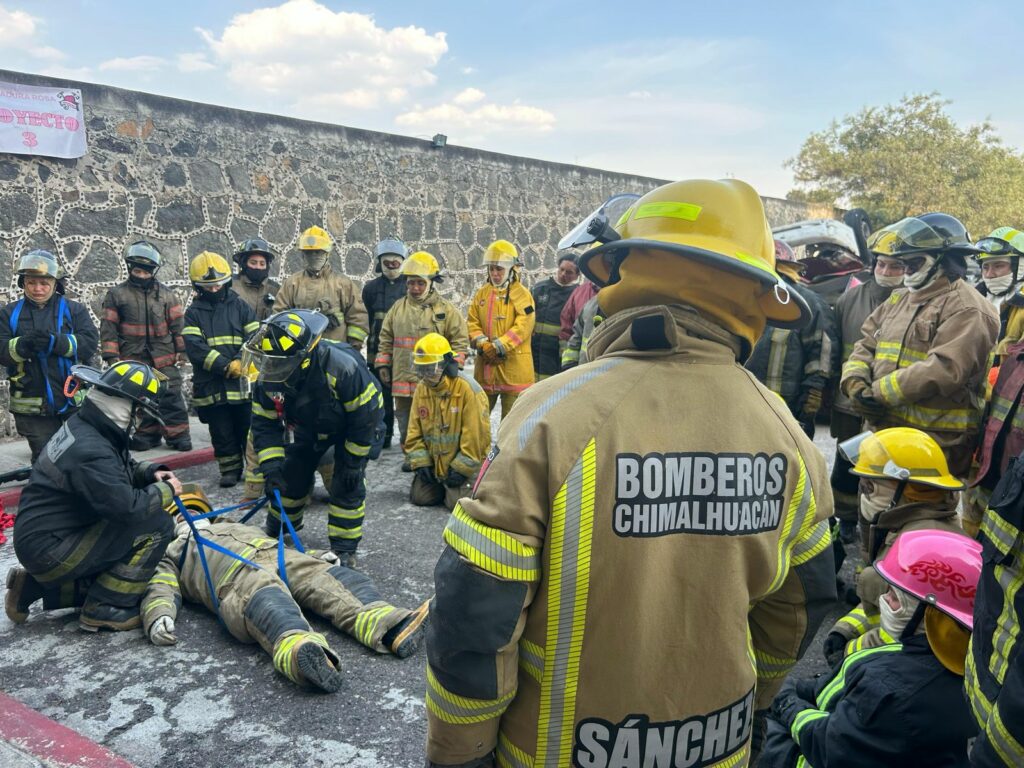 Imparte Edoméx curso «Armadura Rosa» a mujeres paramédicas y bomberas