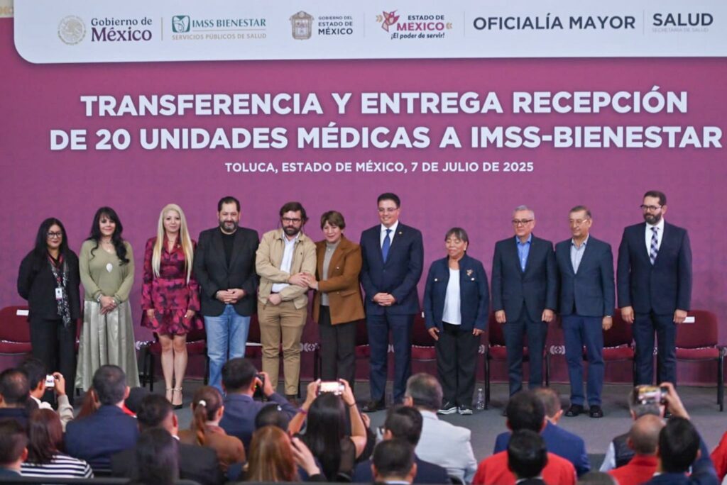 Asiste Francisco Vázquez a transferencia de unidades médicas