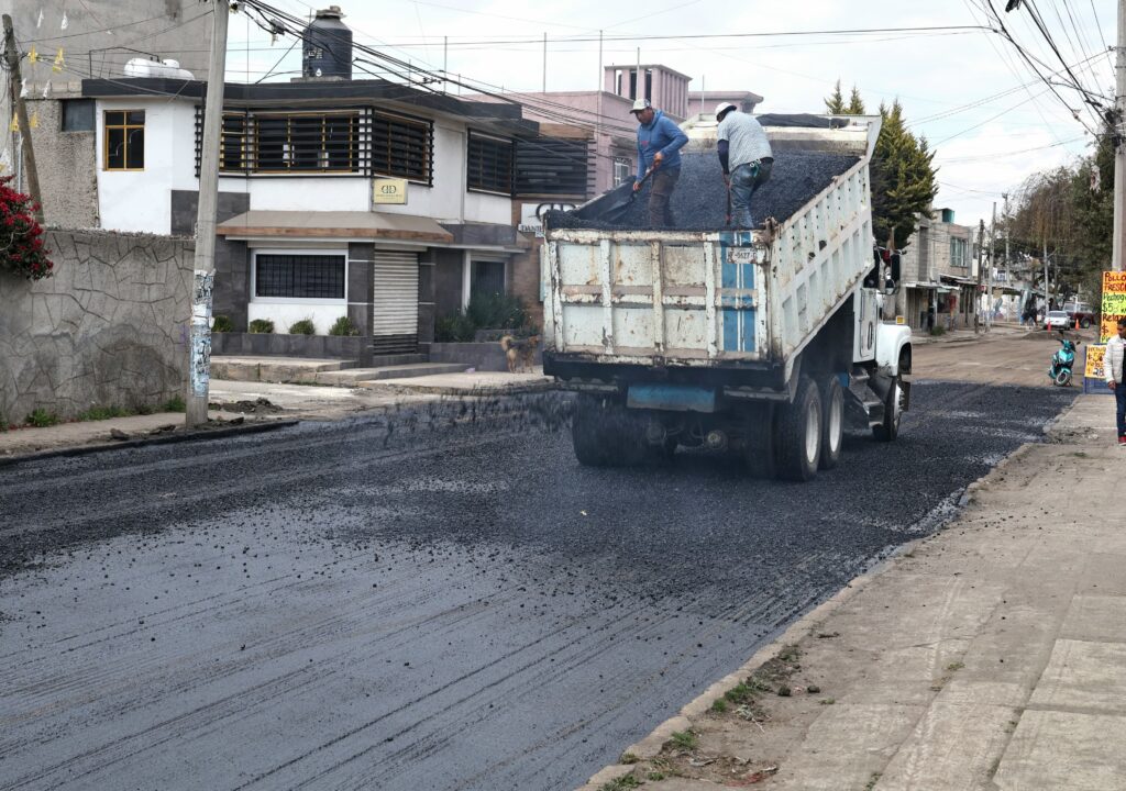 Repavimenta gobierno de Toluca vialidades en San Pablo Autopan