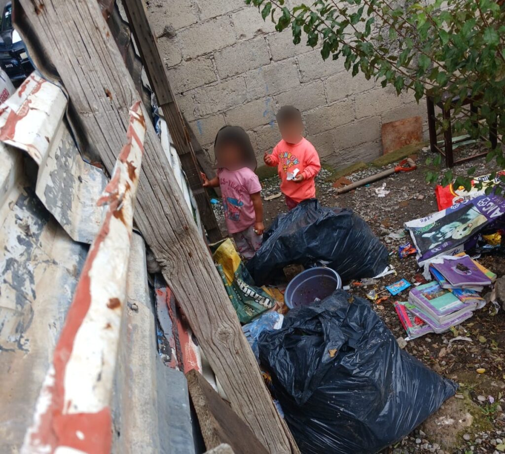 Rescatan a menores de uno y tres años; estaban solos, sucios y sin comida